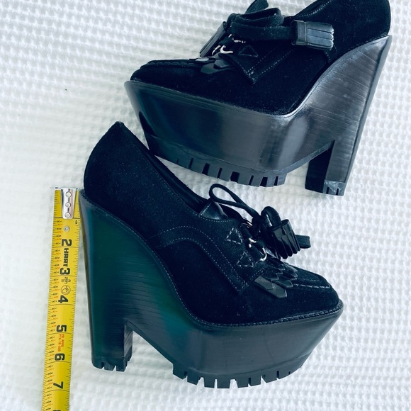 New authentic Burberry Prorsum, high heel out of suede in black color shoes. - Picture 2 of 8